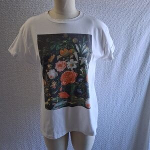 Fifth Sun Medium White With Flowers Short Sleeve Shirt/Tee